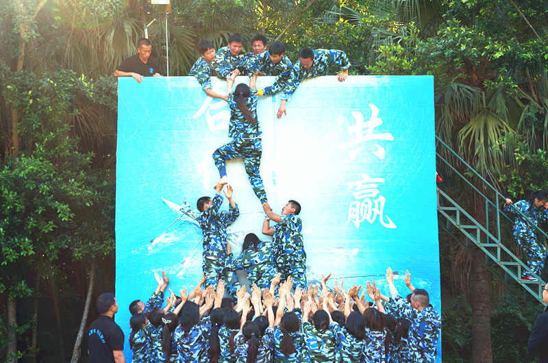 毕业墙同学们勇往直前